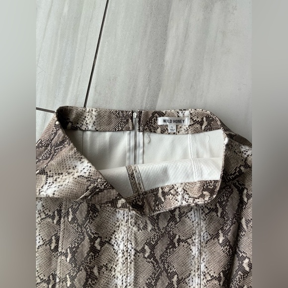 Wild Honey Mini Skirt Gray & Ivory Vegan Snakeskin Leather | Size Large - Picture 5 of 13
